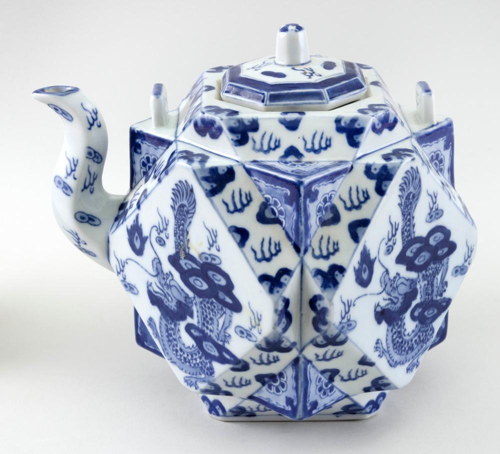 CHINESE BLUE AND WHITE PORCELAIN 34e548