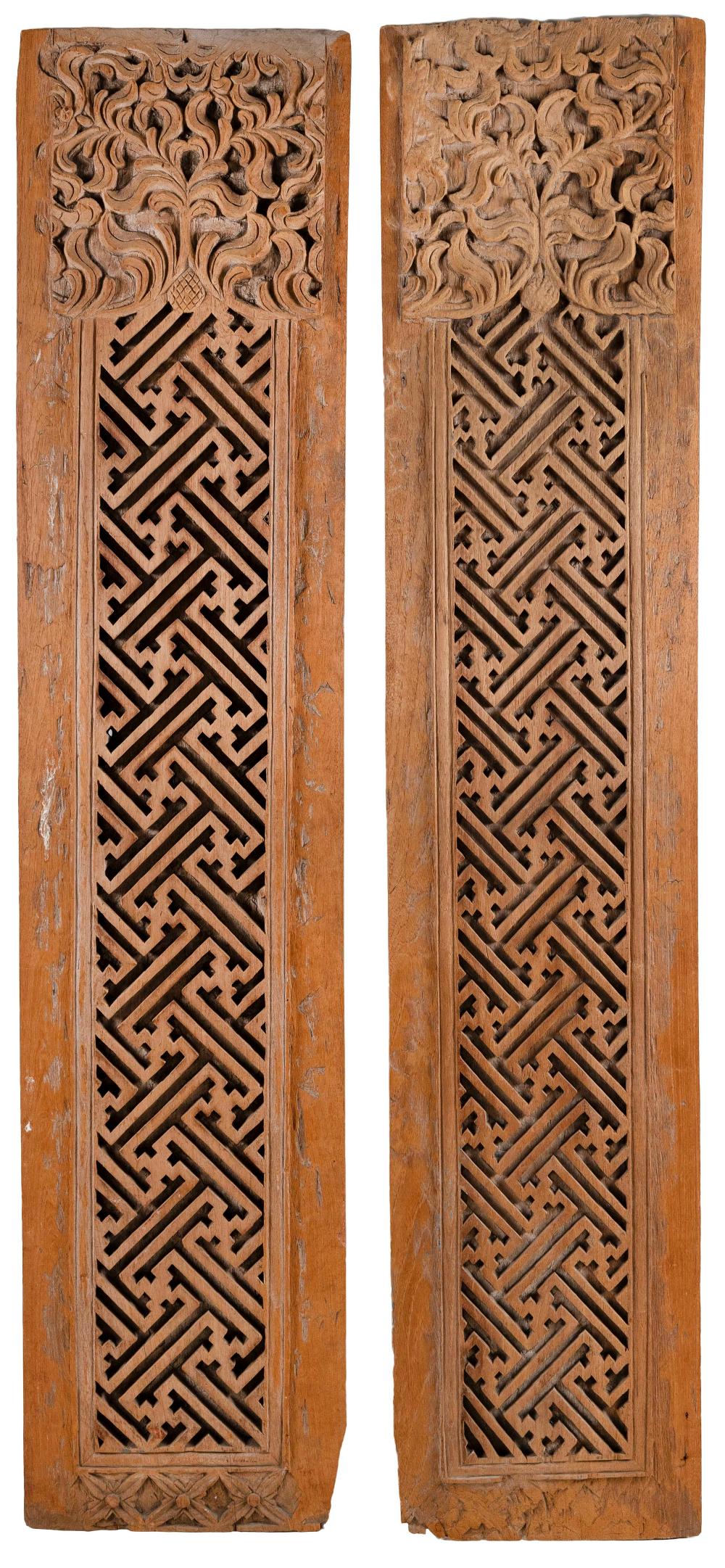 PAIR OF CONTINENTAL CARVED WOODEN 34e640