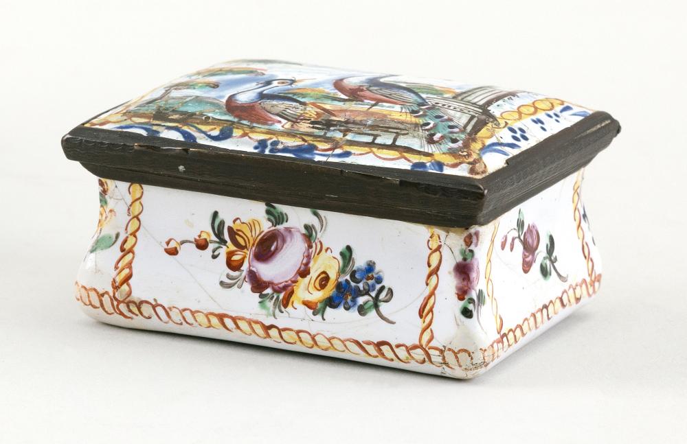 ENGLISH ENAMEL SNUFF BOX CIRCA 34e904