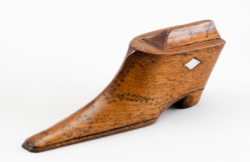 MAHOGANY AND PIQUE BOOT-FORM SNUFF