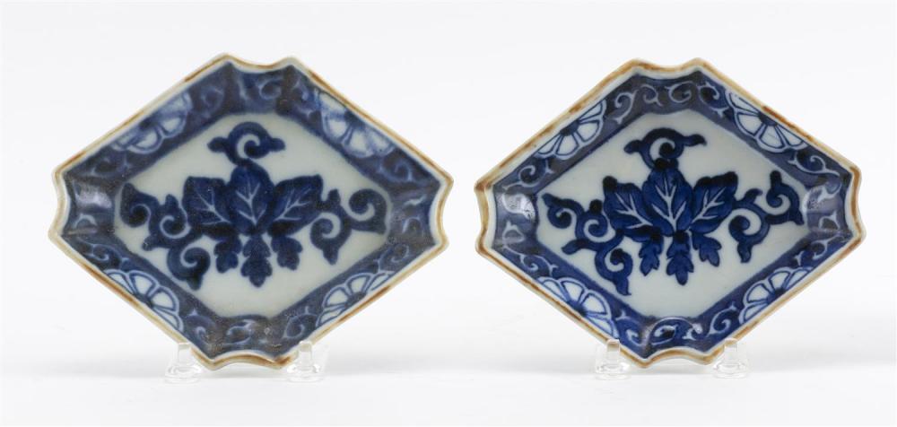 PAIR OF JAPANESE BLUE AND WHITE