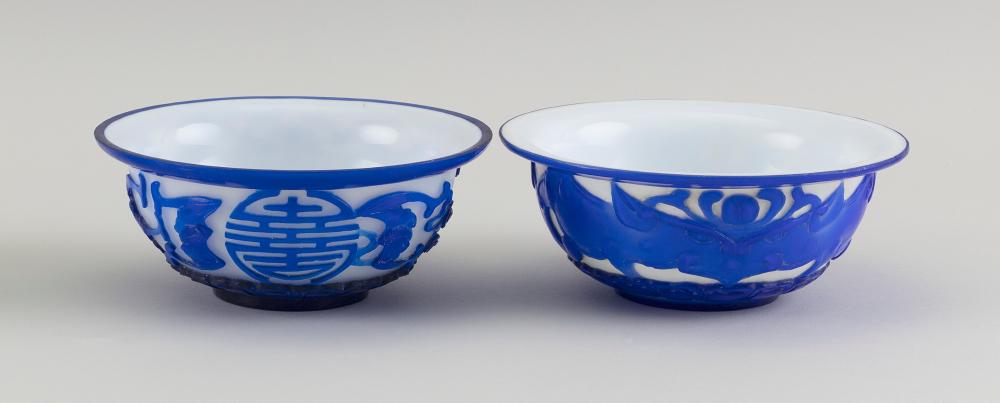 TWO SIMILAR CHINESE PEKING GLASS 34ebc0