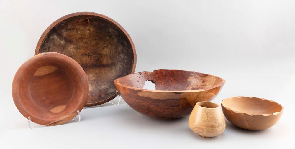 FIVE TURNED MAPLE BOWLS 20TH CENTURY 34edb5