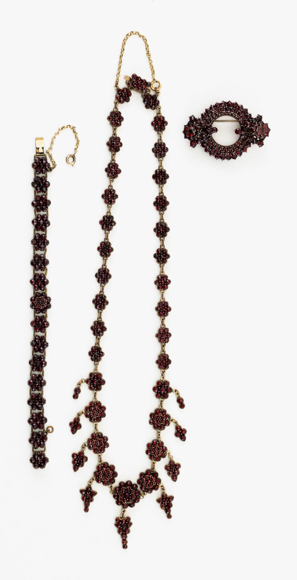 THREE PIECES OF ANTIQUE GARNET 34ce4c