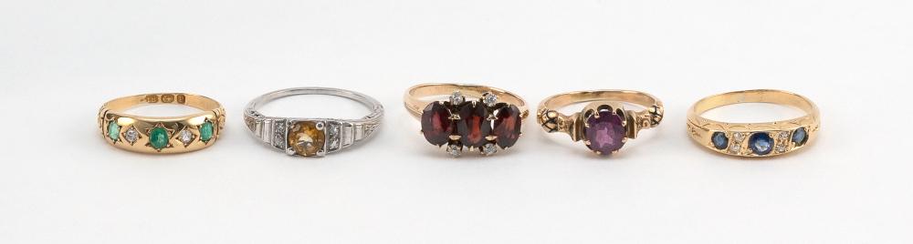 FIVE ANTIQUE GOLD AND GEM SET RINGS 34ce55