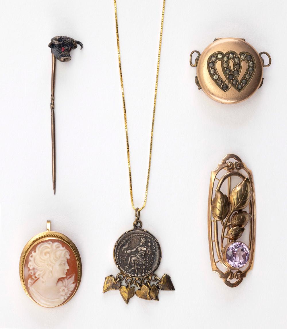 FIVE PIECES OF VINTAGE AND ANTIQUE JEWELRYFIVE