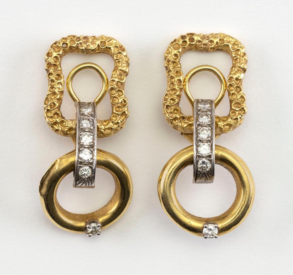 PAIR OF GOLD AND DIAMOND EARCLIPS 34cec3
