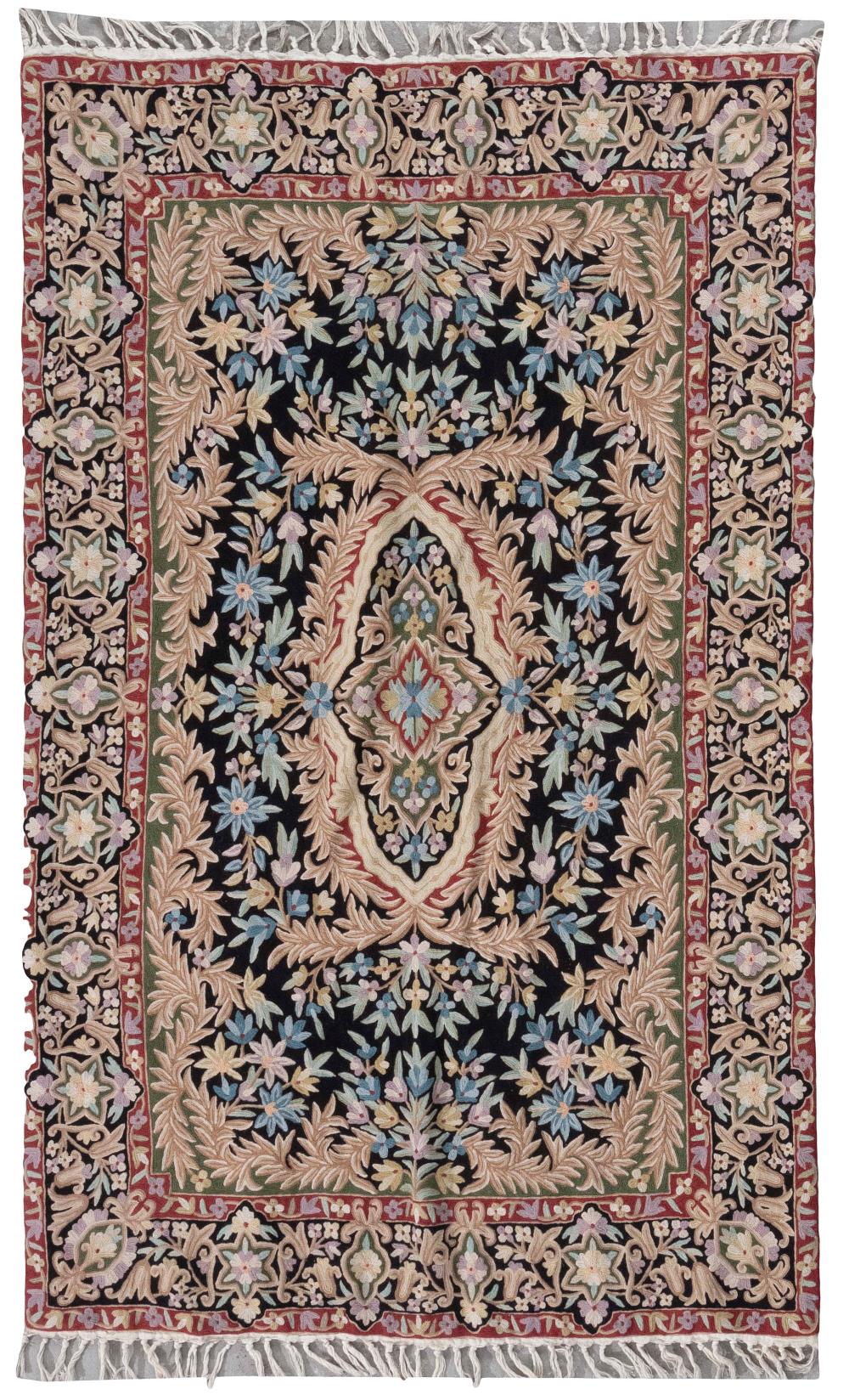 CHAIN-STITCHED RUG IN A CONTINENTAL