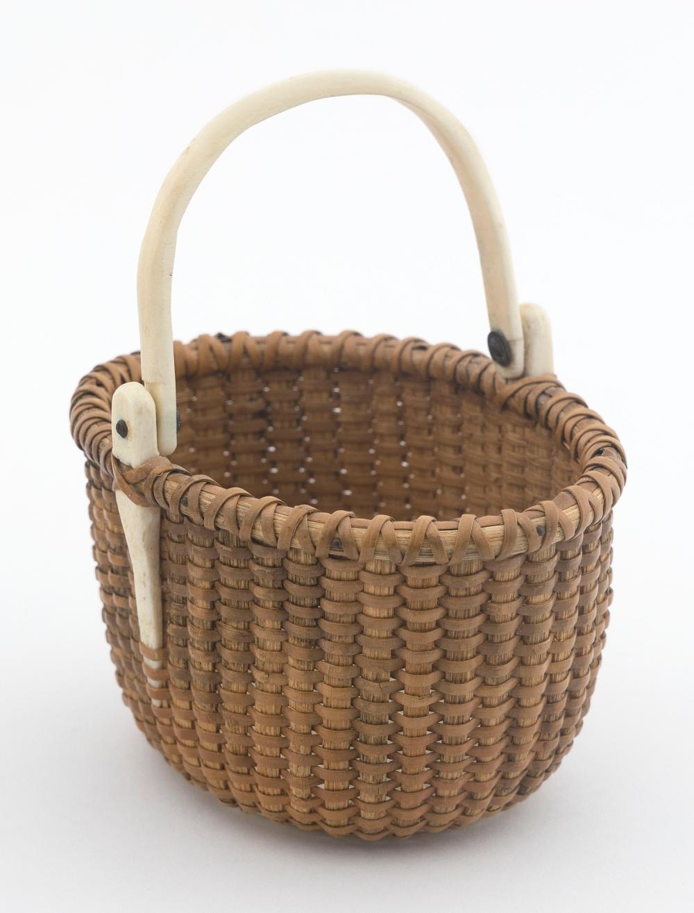 SMALL NANTUCKET BASKET WITH WHALEBONE