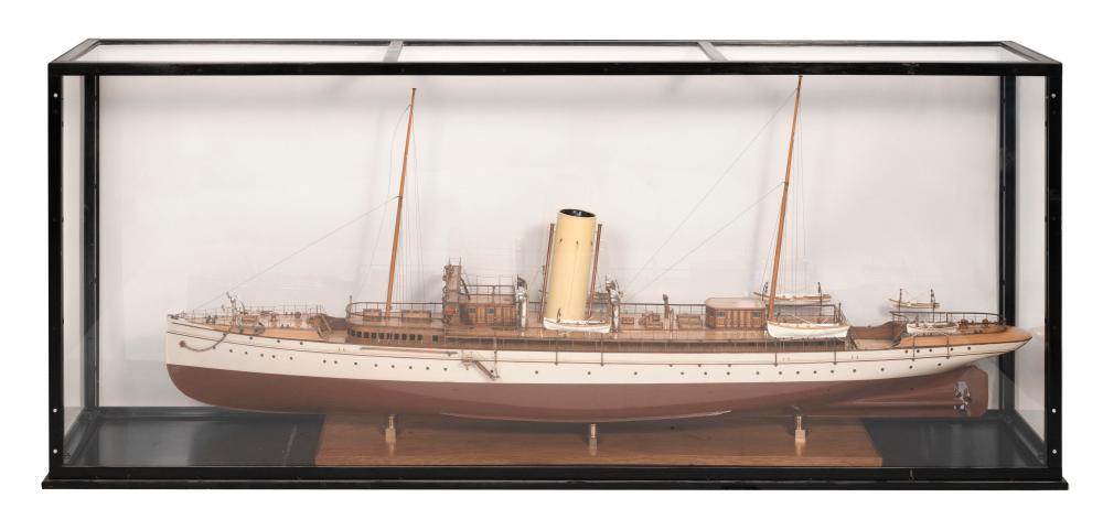 LARGE CASED MODEL OF A STEAM YACHT 3502e3