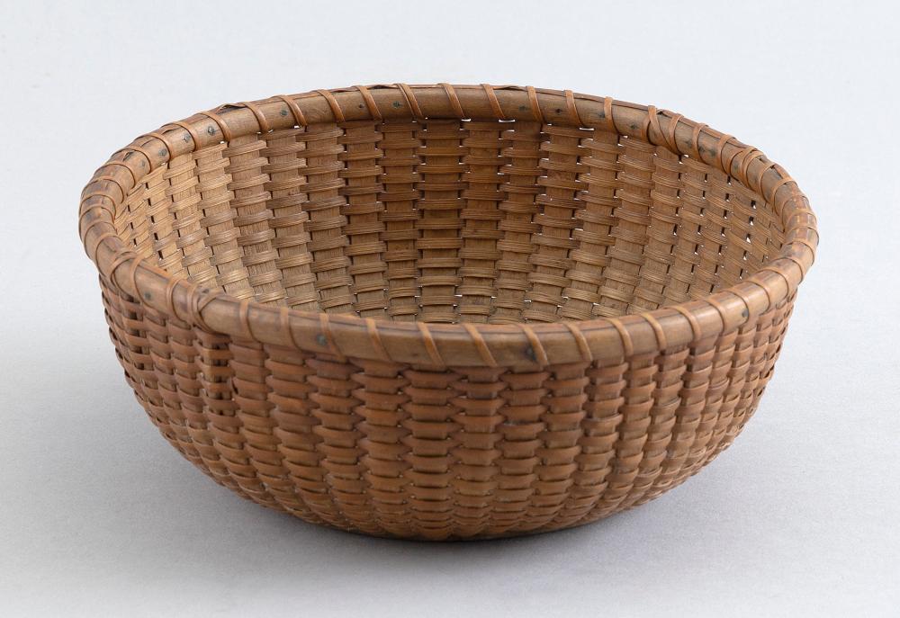 ROUND NANTUCKET BASKET EARLY 20TH 3505c2