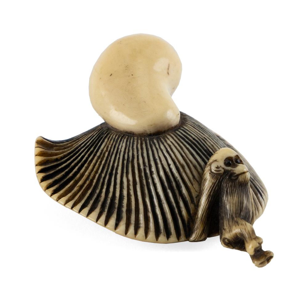 JAPANESE CARVED IVORY NETSUKE 19TH