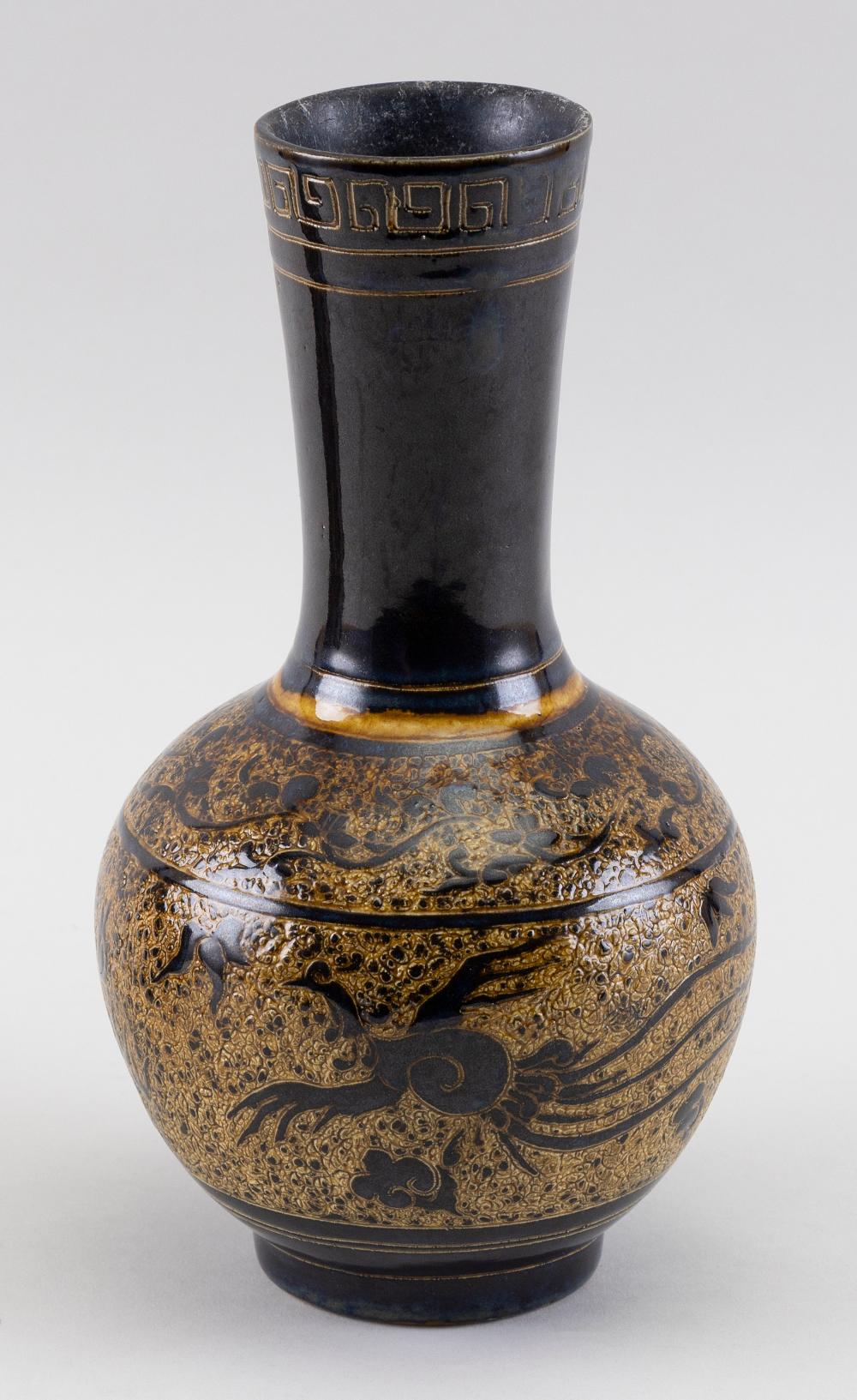 CHINESE SGRAFFITO POTTERY BOTTLE 350aaf