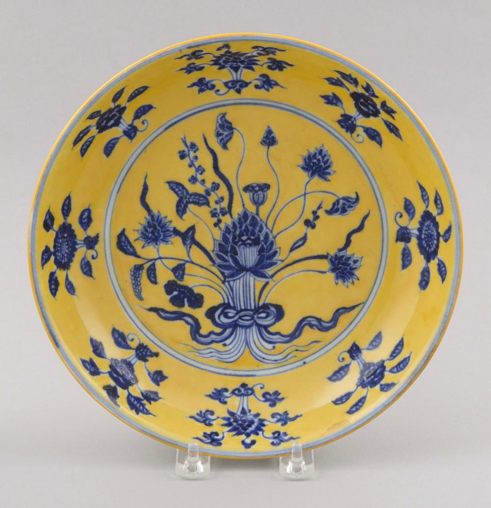 CHINESE YELLOW AND BLUE PORCELAIN 351142