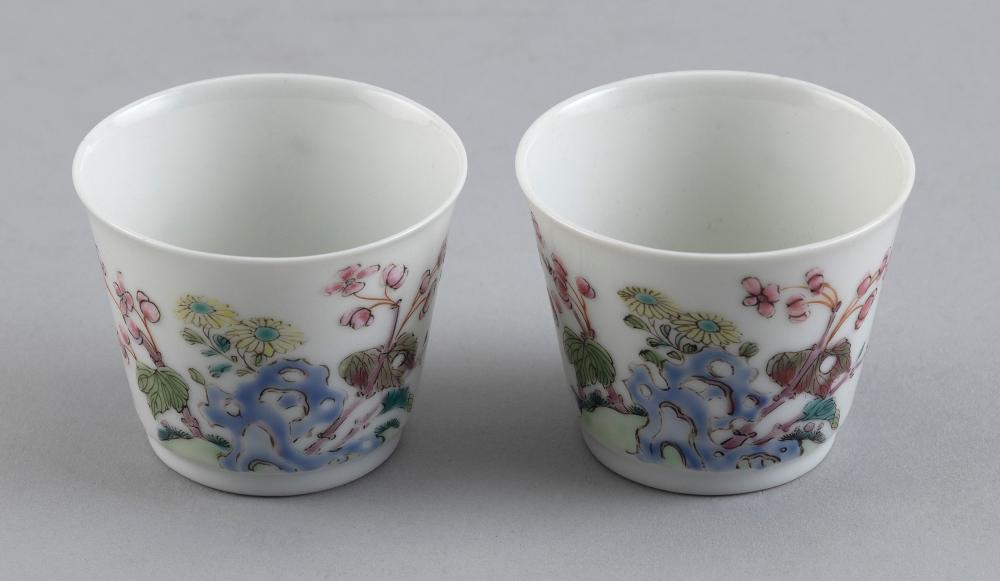 PAIR OF CHINESE FAMILLE ROSE PORCELAIN 351173