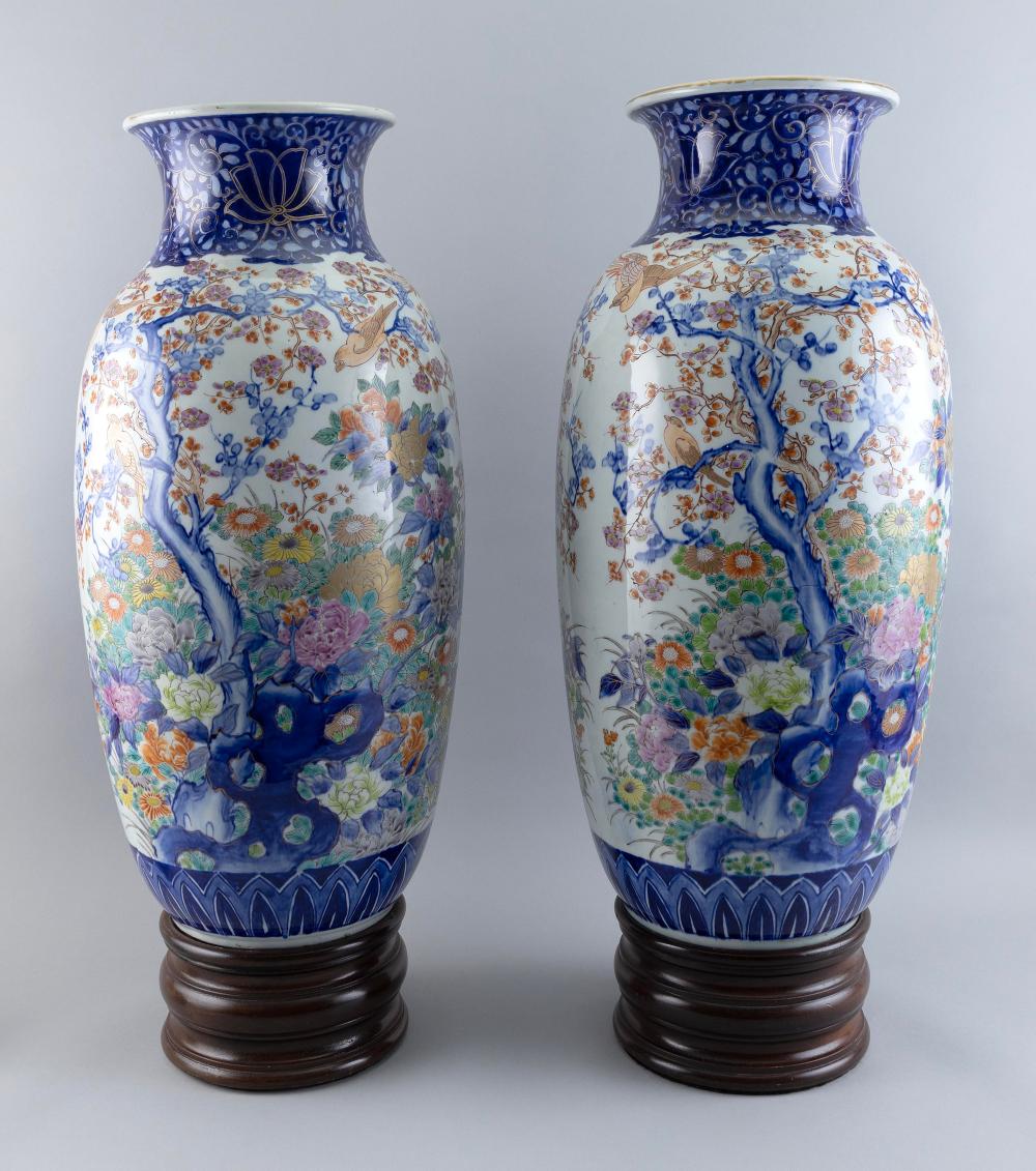 PAIR OF JAPANESE PORCELAIN TEMPLE 35123e