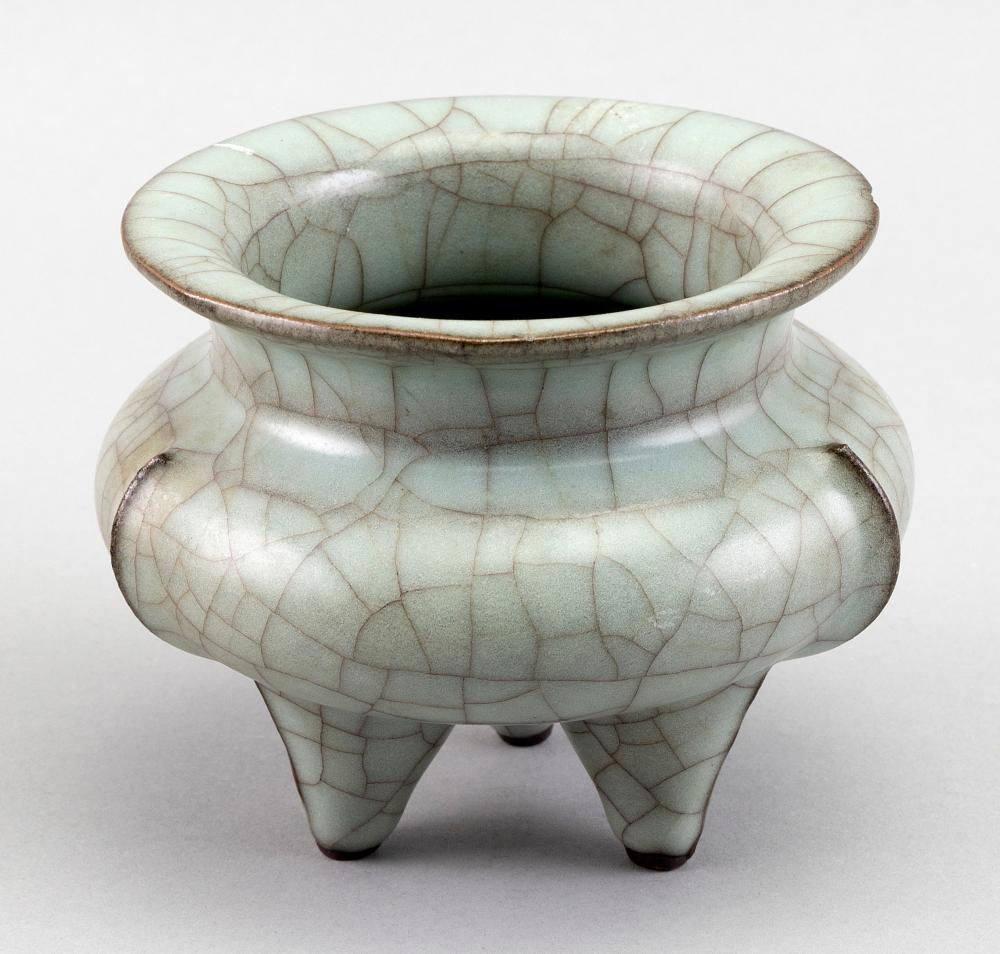 CHINESE CELADON GUAN WARE PORCELAIN 35126a