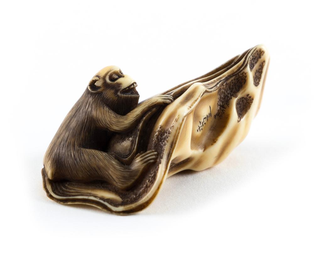 JAPANESE CARVED IVORY NETSUKE BY 35129b