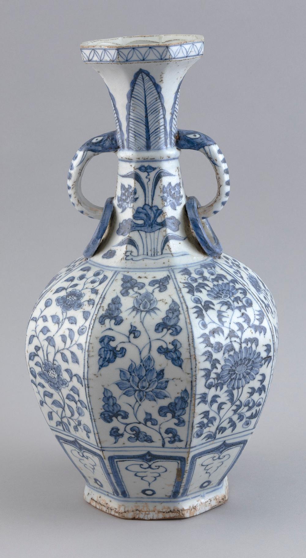 CHINESE BLUE AND WHITE PORCELAIN 3513a8