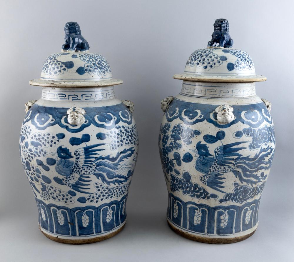 PAIR OF CHINESE BLUE AND WHITE 3513ba