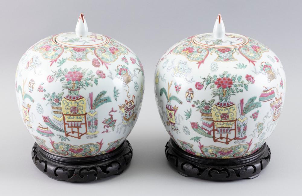 PAIR OF CHINESE FAMILLE ROSE PORCELAIN 3513bb