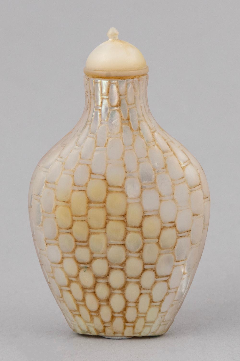 CHINESE MOTHER OF PEARL SNUFF BOTTLE 3513c5