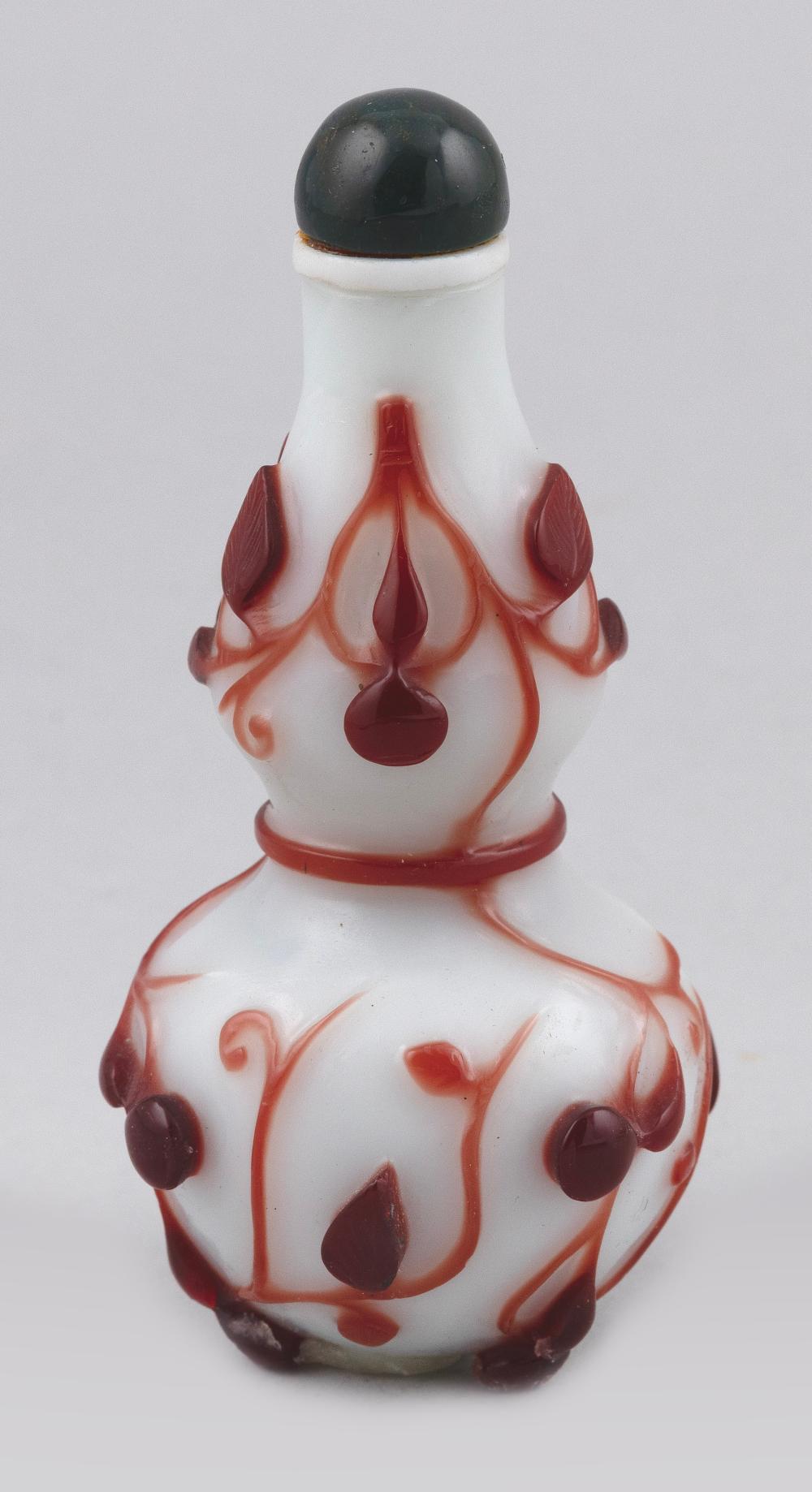 CHINESE OVERLAY GLASS SNUFF BOTTLE 3513c9