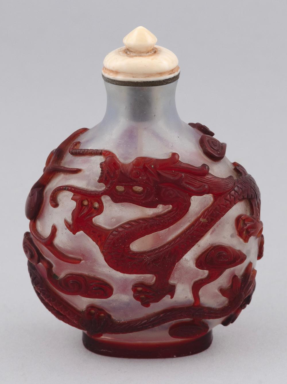CHINESE OVERLAY GLASS SNUFF BOTTLE 3513d7