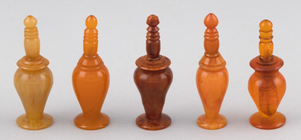 FIVE CHINESE AGATE AND AMBER SNUFF BOTTLES