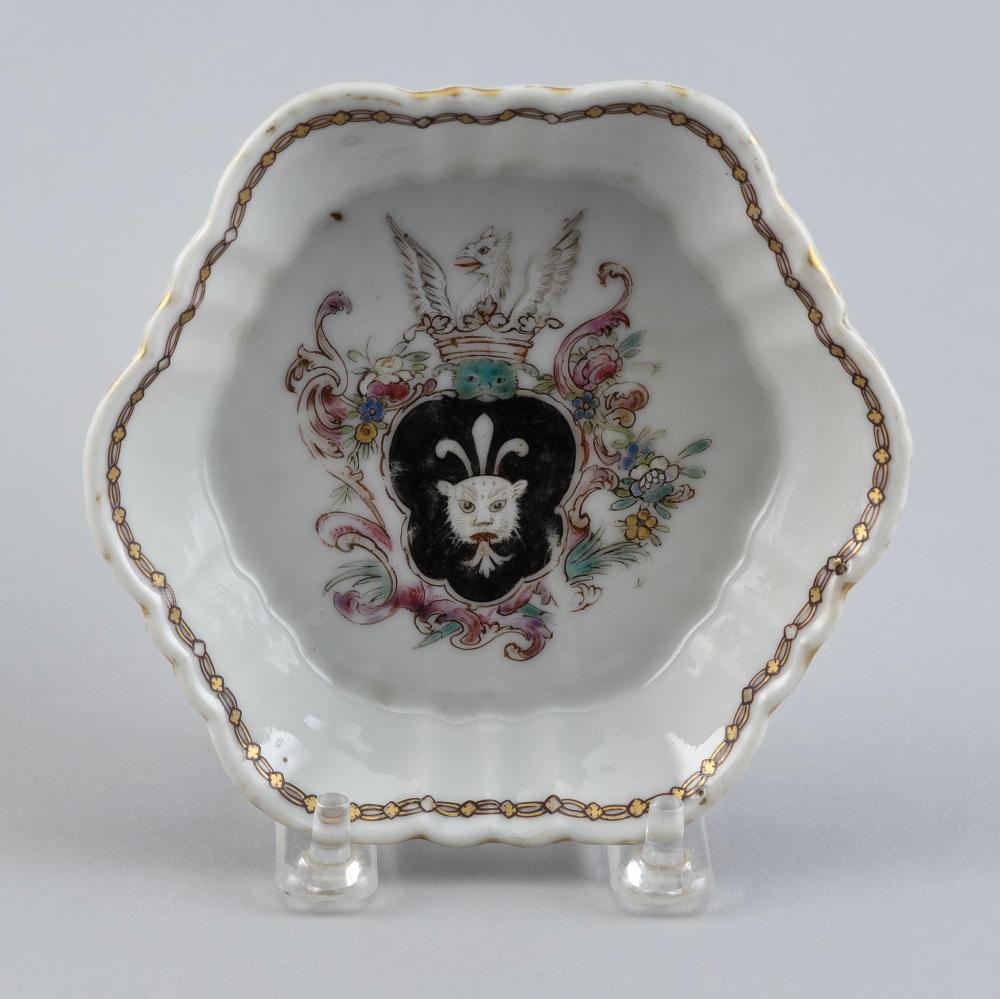 CHINESE EXPORT ARMORIAL PORCELAIN 351752