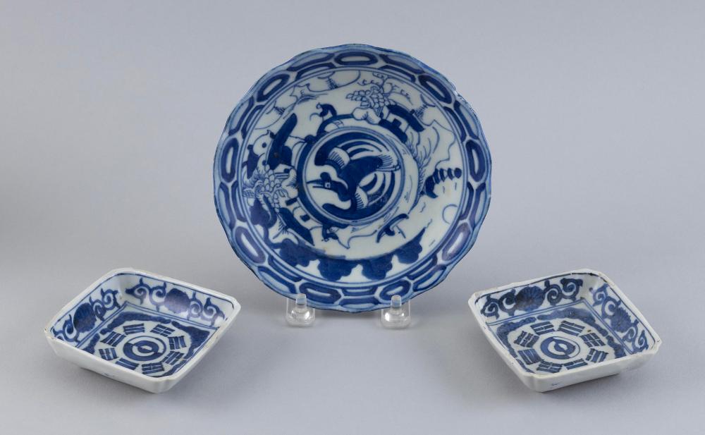 THREE PIECES OF SMALL CHINESE BLUE 351822