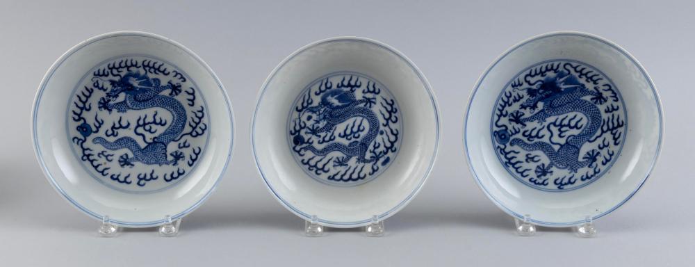 THREE CHINESE BLUE AND WHITE PORCELAIN 35181c
