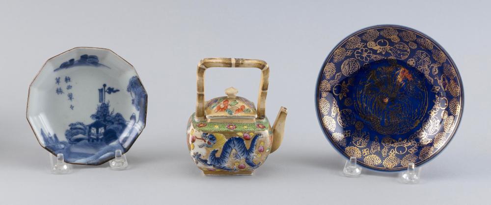 THREE SMALL CHINESE PORCELAIN ITEMS 351849