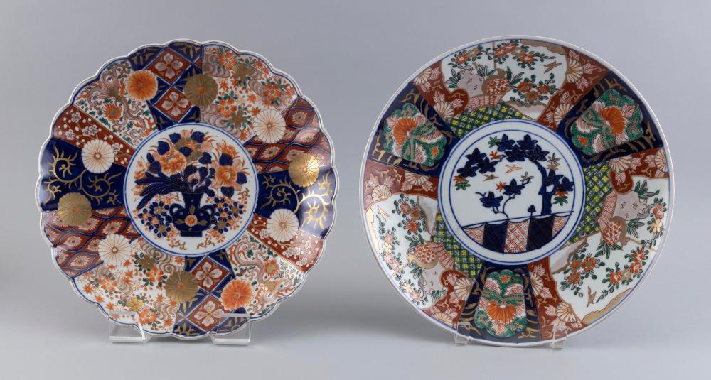 TWO JAPANESE IMARI PORCELAIN PLATTERS 35184d