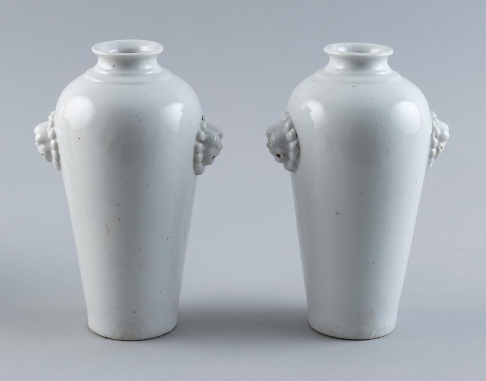 PAIR OF CHINESE DEHUA PORCELAIN 351847