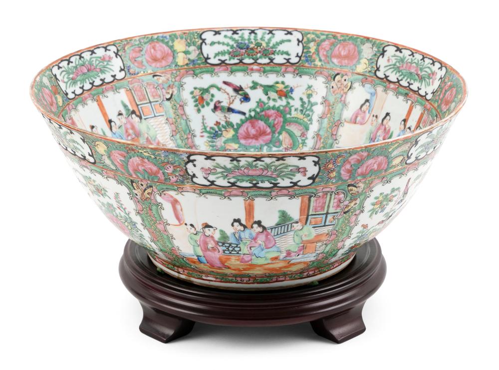 LARGE CHINESE EXPORT ROSE MEDALLION 34f3db