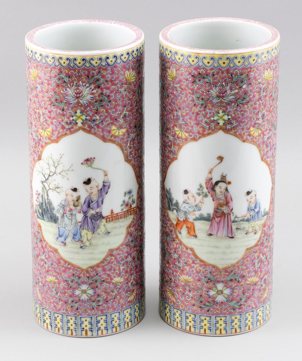 PAIR OF CHINESE FAMILLE ROSE PORCELAIN 34f6a5