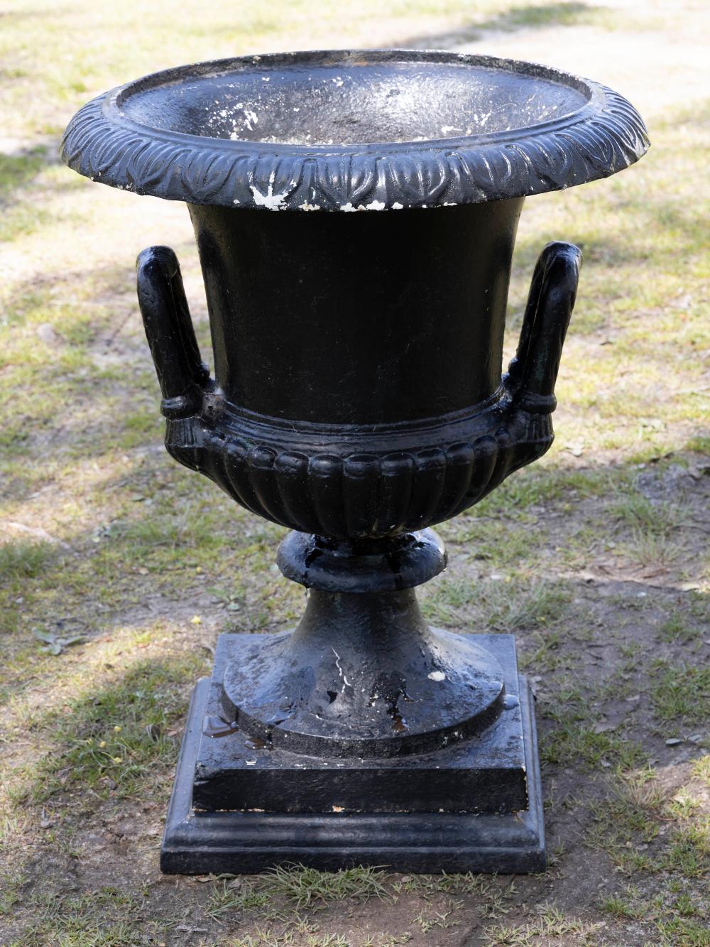 VICTORIAN CAST IRON GARDEN URN 34f742