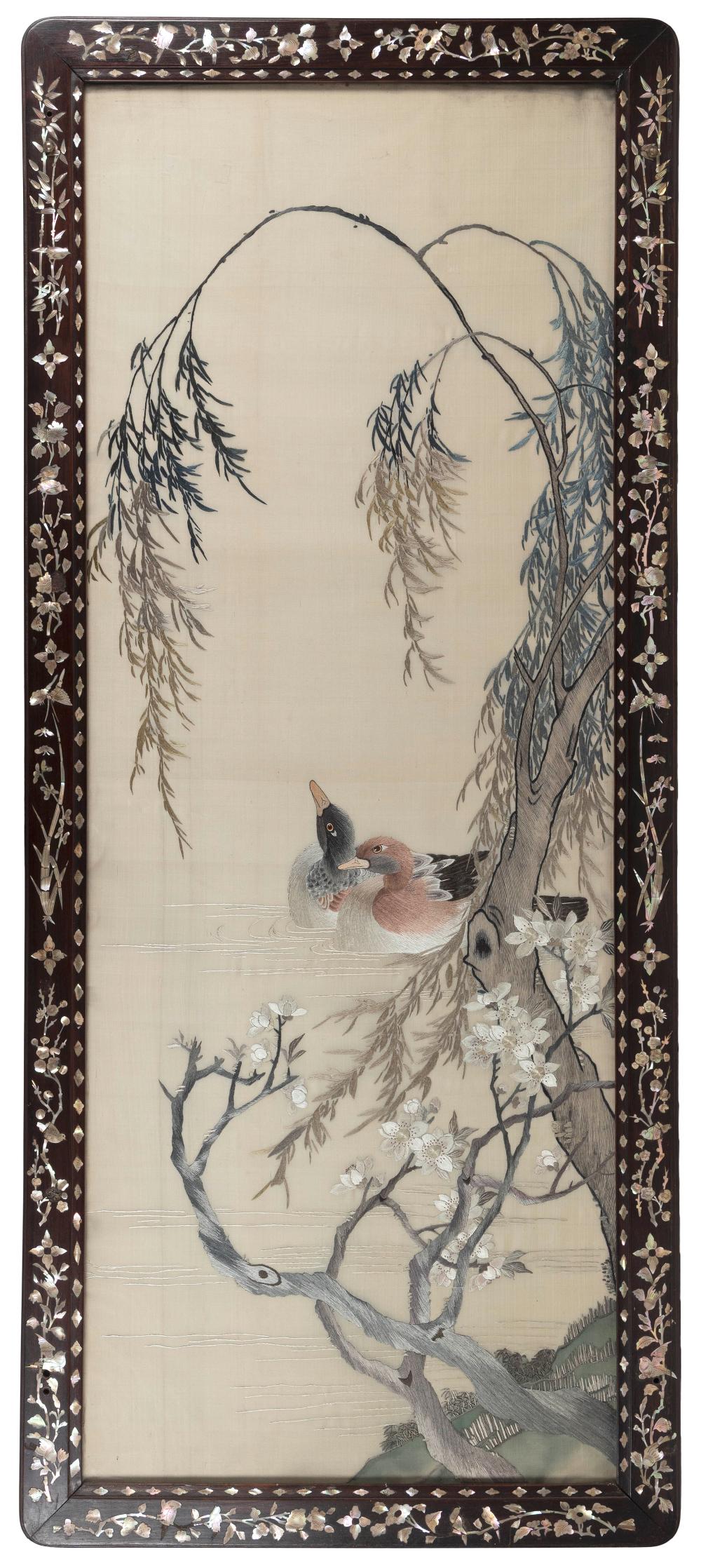 CHINESE SILK NEEDLEWORK IN A DECORATIVE 34fc8d