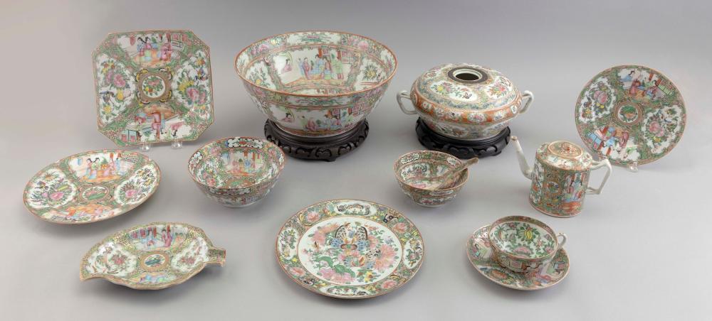 LARGE LOT OF CHINESE EXPORT PORCELAIN