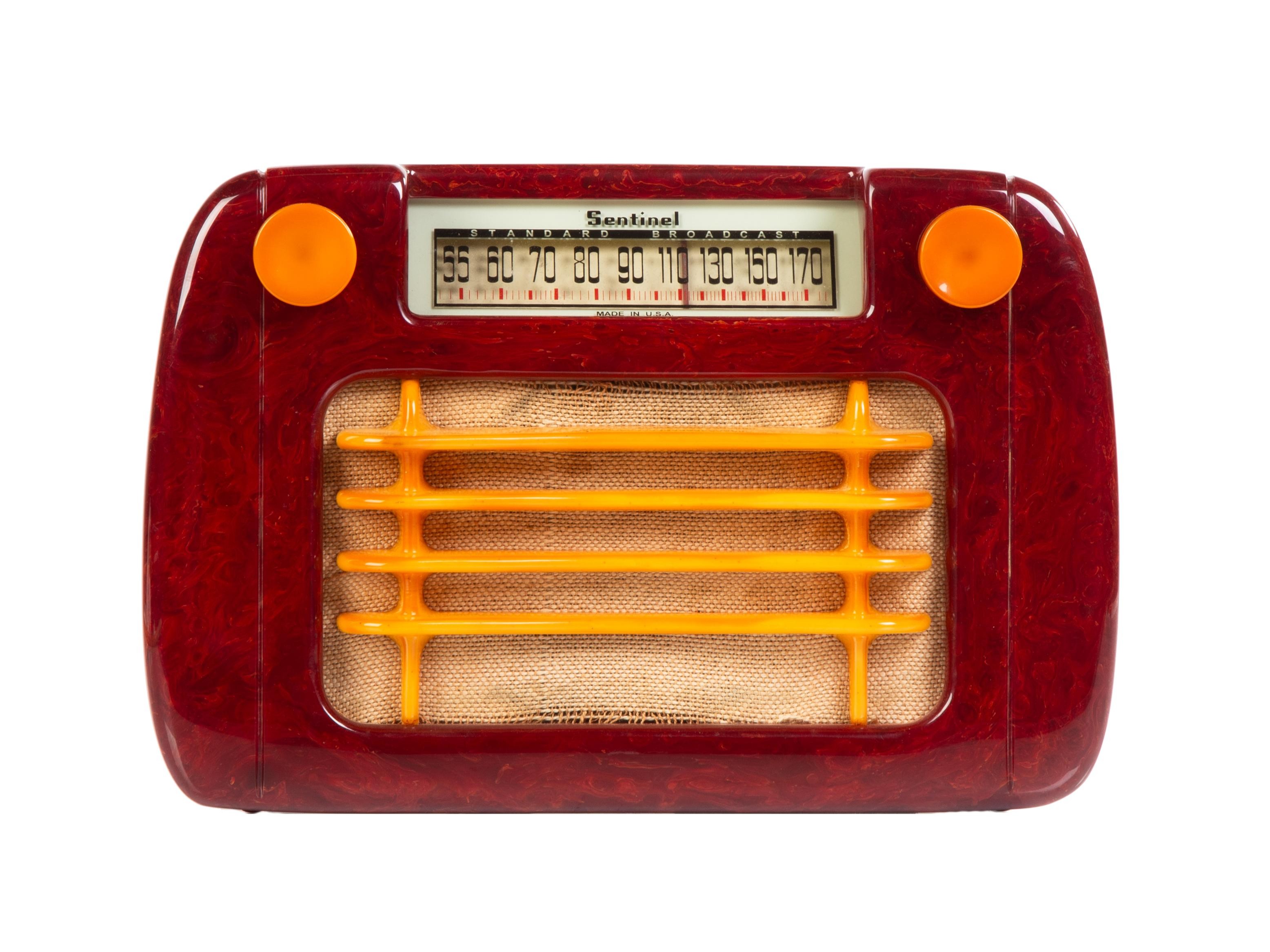 SENTINEL 284 WAVY GRILL BAKELITE RADIO