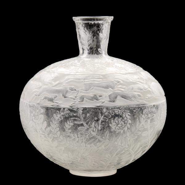 A FRENCH CRYSTAL ART GLASS VASE