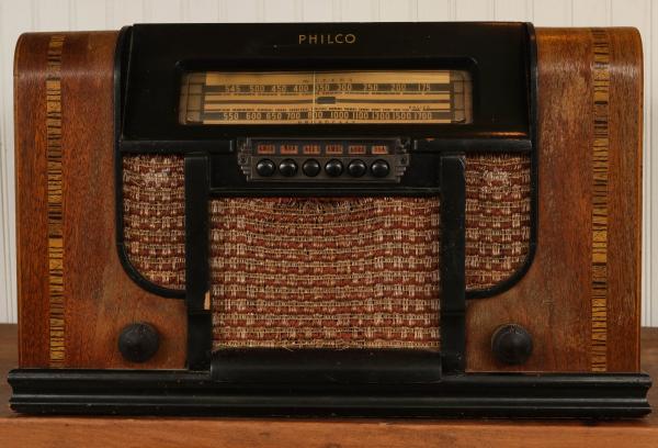 A 1930S WOOD CASE TABLE TOP RADIOONSITE 352d71