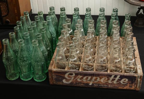 GRAPETTE WOOD CASE AND BOTTLES, PLUS