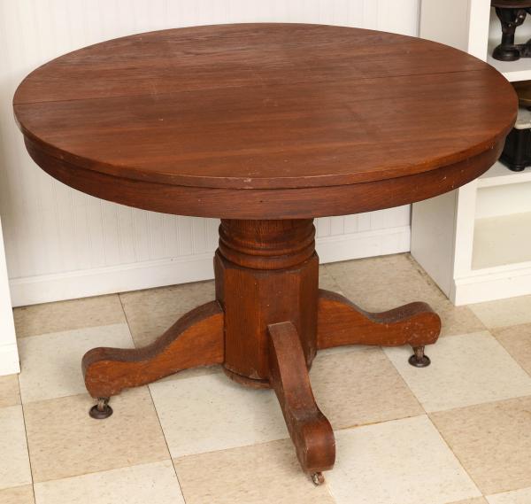 AN EARLY 20TH CENTURY ROUND OAK TABLE.ONSITE