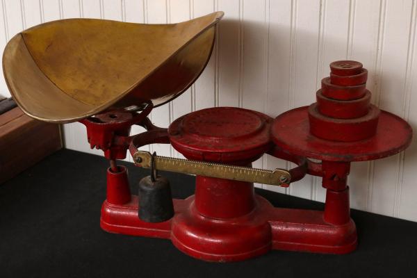 HOWE ANTIQUE IRON BALANCE SCALES 352db4