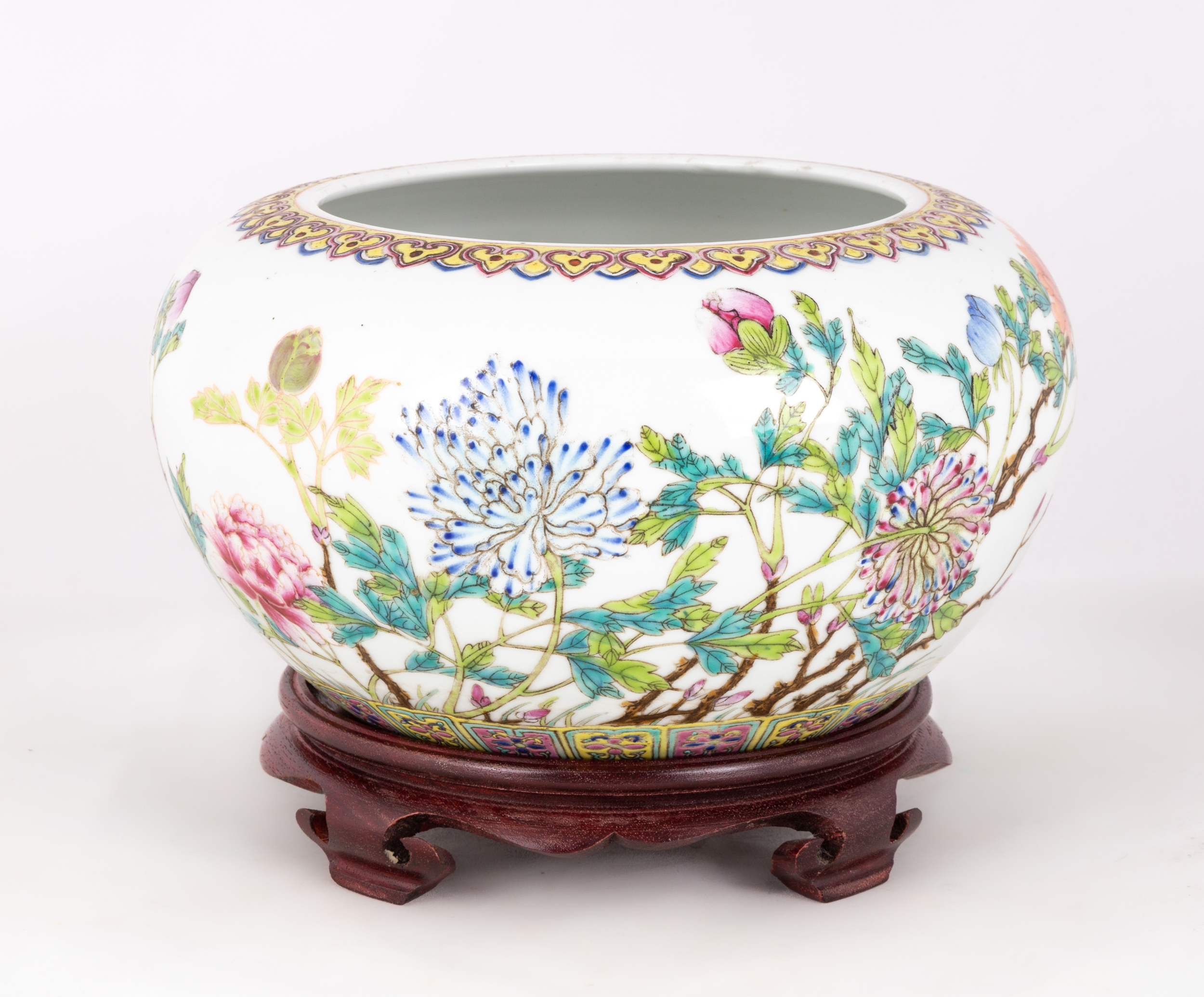 CHINESE PORCELAIN ENAMELED BOWL 352fb8