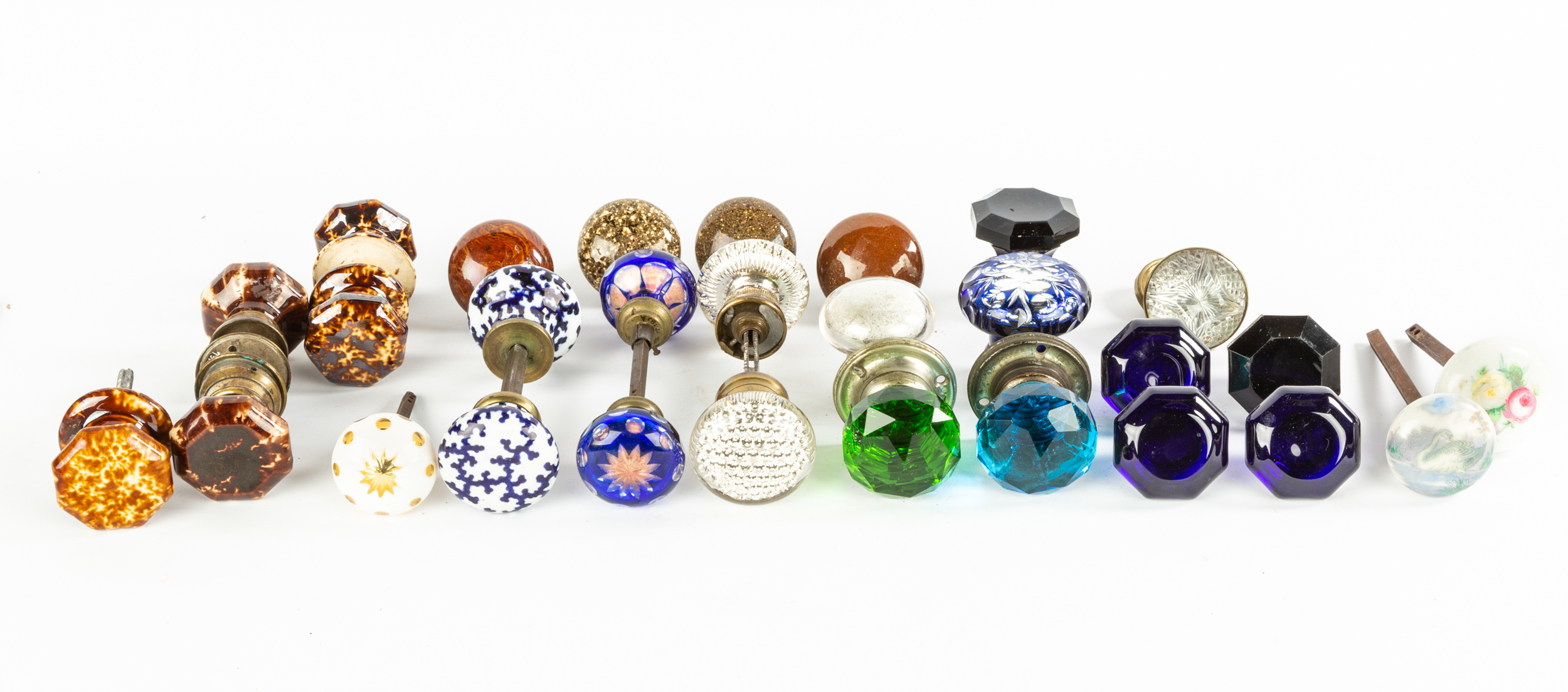 GROUP OF DOOR KNOBS & PULLS, GLASS,