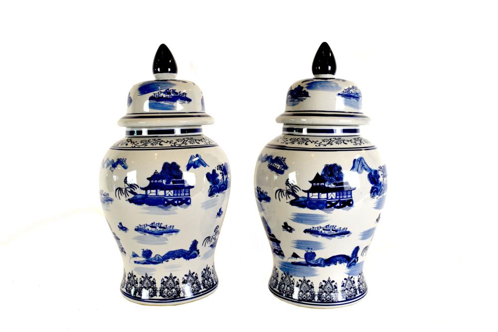 TWO CHINESE STYLE BLUE WHITE 3535bd