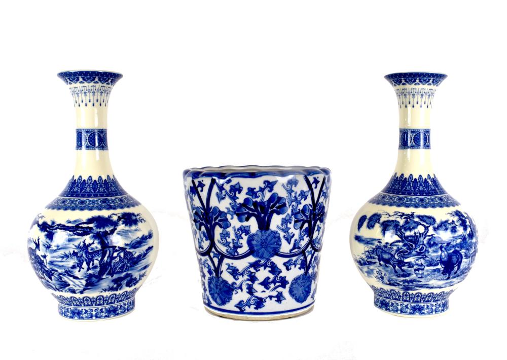 THREE BLUE AND WHITE DECORATED 3535c9